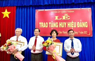 Ông Dương Văn Phong- nguyên Tỉnh ủy viên, nguyên Giám đốc Sở VHTT&DL, nguyên Tổng Biên tập Báo Tây Ninh nhận Huy hiệu 40 năm tuổi Đảng