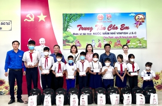 UBND huyện Châu Thành: Trao tặng 100 phần quà trung thu cho các em