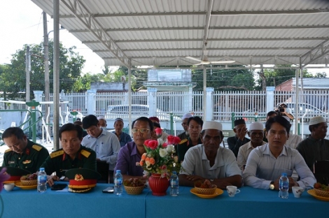 Bộ CHQS tỉnh: Tặng công trình văn hoá thể thao tại thánh đường Hồi giáo phường 1, thành phố Tây Ninh