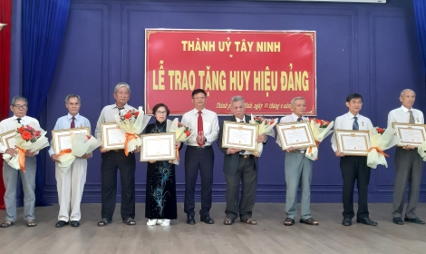 Thành phố Tây Ninh: Trao Huy hiệu Đảng cho 23 đảng viên
