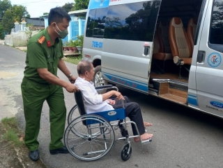 Công an Tây Ninh: Tổ chức xe đưa đón người dân đến làm CCCD