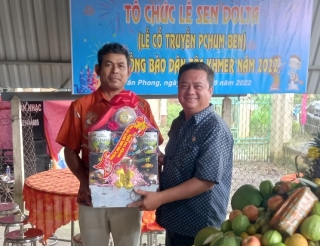 Tân Biên: Thăm, tặng quà chúc mừng lễ Sen Dolta của đồng bào Khmer