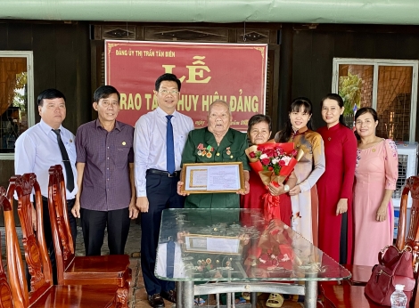 Phó Bí thư Tỉnh uỷ Nguyễn Mạnh Hùng trao Huy hiệu 75 năm tuổi Đảng