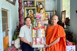 Lãnh đạo tỉnh, huyện: Thăm và chúc mừng lễ Sen Dolta bà con dân tộc Khmer tại huyện Châu Thành