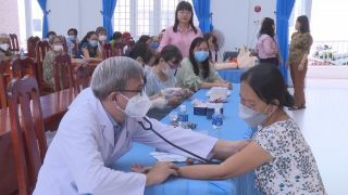 Hòa Thành: Khám bệnh, cấp thuốc miễn phí và tặng quà cho người nghèo