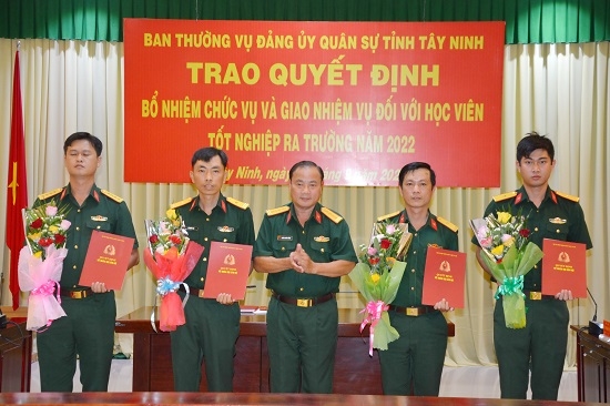 Trao quyết định bổ nhiệm chức vụ và giao nhiệm vụ đối với học viên tốt nghiệp ra trường năm 2022