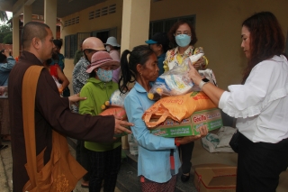 Ban từ thiện chùa Thiền Lâm Gò Kén: Tặng 205 phần quà cho hộ nghèo huyện Tân Châu