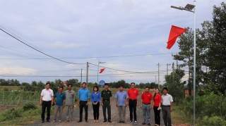 Khánh thành công trình Thắp sáng đường quê tại Làng thanh niên lập nghiệp biên giới Ninh Điền