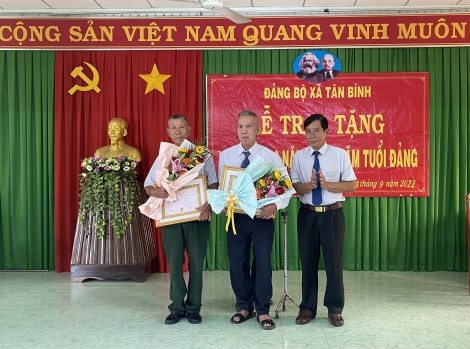 Tân Biên: Trao Huy hiệu 55 và 50 năm tuổi Đảng cho 2 đảng viên
