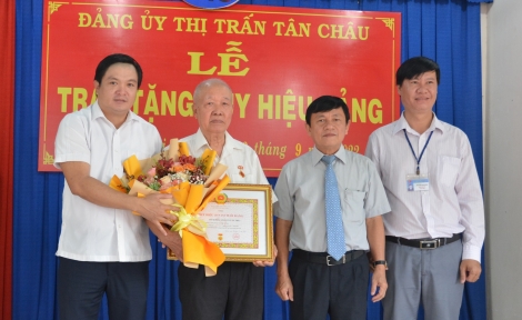 Ông Võ Văn Sớm- Chủ nhiệm UBKT Tỉnh uỷ: Trao Huy hiệu 60 tuổi Đảng cho nguyên Chủ tịch UBND huyện Tân Châu