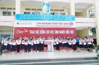 Agribank Tây Ninh trao học bổng “Chắp cánh ước mơ”