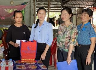 Sở Lao động - Thương binh và Xã hội: Tặng quà cho trẻ mồ côi cha/mẹ do Covid-19 tại huyện Tân Biên
