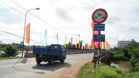 Đẩy nhanh tiến độ thi công Dự án bờ kè chống sạt lở suối Cần Đăng huyện Tân Biên