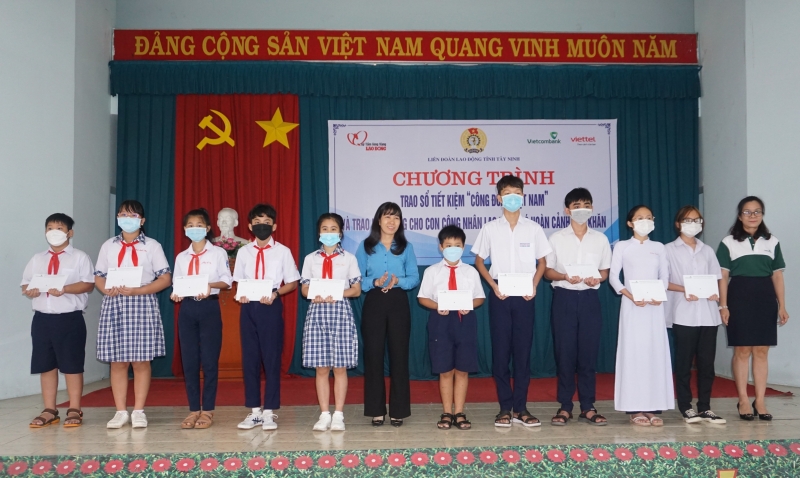 Tặng 10 sổ tiết kiệm “Công đoàn Việt Nam”