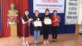 Thành phố Tây Ninh: Trao học bổng cho sinh viên mồ côi