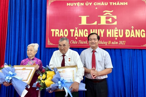 Trao Huy hiệu Đảng cho 10 đảng viên tại Châu Thành