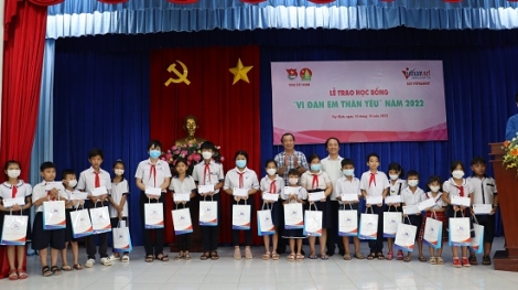 Trao học bổng “Vì đàn em thân yêu” cho học sinh khó khăn