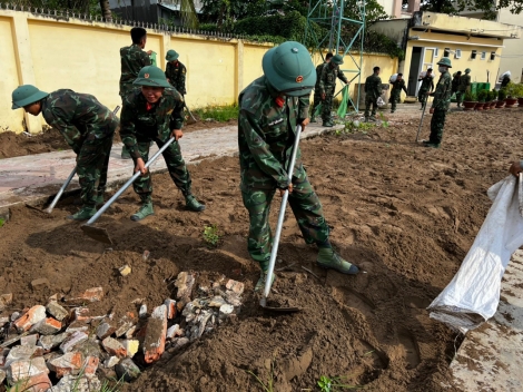 Cán bộ, chiến sĩ Trung đoàn 5 hỗ trợ dọn dẹp, vệ sinh trường lớp