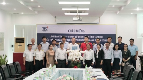 Phó Chủ tịch Thường trực UBND tỉnh Võ Đức Trong thăm chúc mừng các doanh nghiệp