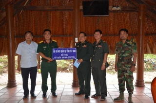 Bộ CHQS tỉnh: Bàn giao kinh phí hỗ trợ cho Tiểu khu Quân sự tỉnh Svay Rieng