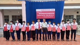 Tân Biên: Trao 70 suất học bổng “Agribank Tây Ninh – Chắp cánh ước mơ” cho các em học sinh nghèo
