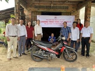 Hội Chữ thập đỏ xã Tân Bình (Tân Biên): Tặng xe Honda cho một hoàn cảnh khó khăn