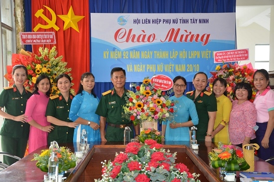 Bộ CHQS tỉnh: Thăm, chúc mừng Hội Liên hiệp Phụ nữ tỉnh