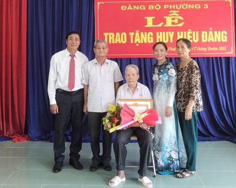 Thành uỷ Tây Ninh: Trao Huy hiệu 55 năm tuổi Đảng