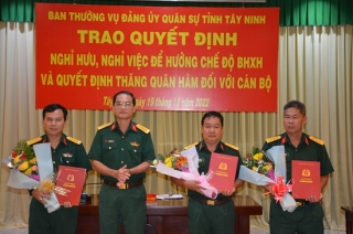 Ban Thường vụ Đảng uỷ Quân sự tỉnh: Trao quyết định công tác cán bộ