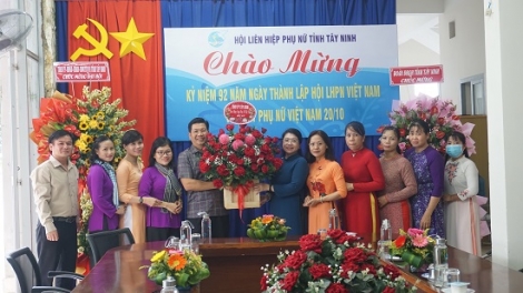 Phó Bí thư Tỉnh uỷ: Thăm, tặng hoa chúc mừng Hội LHPN tỉnh