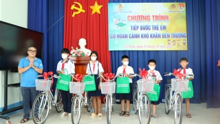 Công đoàn Ban Tổ chức Thành uỷ Thành phố Hồ Chí Minh: Trao tặng 20 xe đạp cho các em học sinh tại huyện Gò Dầu