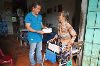 Trao tiền hỗ trợ chị em bà Lê Thị Việt