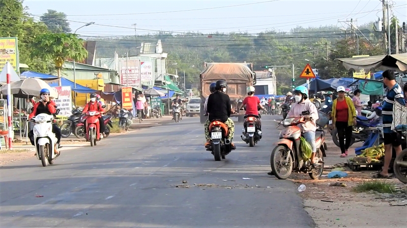 Tiểu thương chê chợ mới, ra đường buôn bán