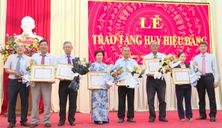 Phó Bí thư Tỉnh uỷ Nguyễn Mạnh Hùng: Dự lễ trao Huy hiệu Đảng tại Hoà Thành
