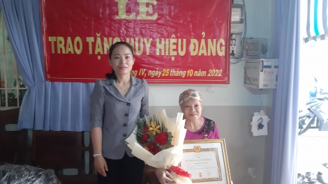 Thành uỷ Tây Ninh: Trao Huy hiệu 50 tuổi Đảng cho đảng viên tại phường IV