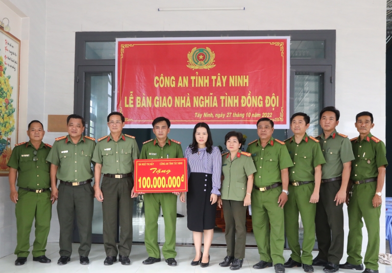 Giám đốc Công an Tây Ninh trao nhà nghĩa tình đồng đội