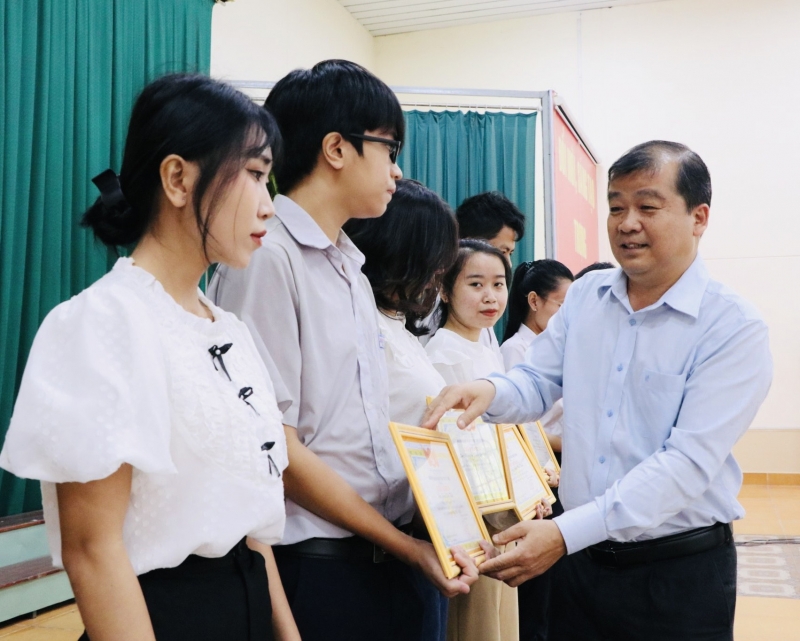 Tuyên dương, khen thưởng học sinh, sinh viên đạt thành tích cao trong học tập