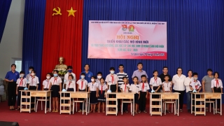 Nhóm Thiện nguyện Xanh: Trao góc học tập cho học sinh khó khăn huyện Tân Biên