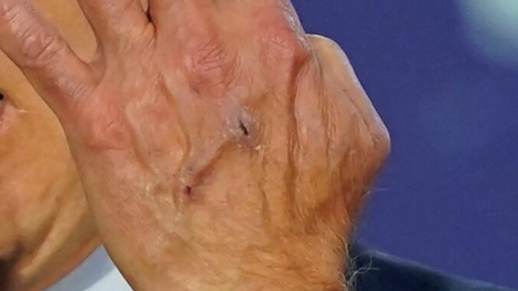 Bức ảnh bàn tay của ông Biden khiến người dùng MXH Mỹ 'sợ hãi'