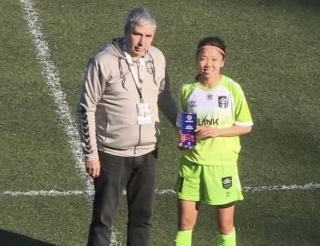 Huỳnh Như nhận giải thưởng Cầu thủ xuất sắc nhất trận Lank - Famalicao