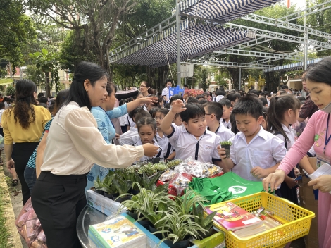 Sôi nổi chương trình Đổi rác thải nhựa lấy quà