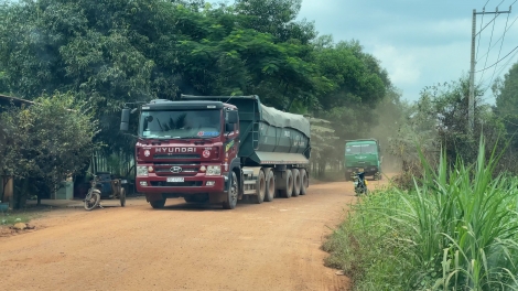 Tân Biên: Người dân khốn khổ do bụi đường từ các xe chở đất