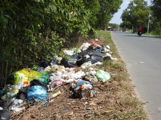 Bãi rác gây mất mỹ quan đường rẽ về cầu Bến Đình
