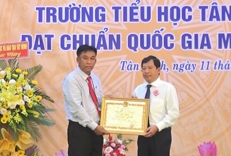 Trường tiểu học Tân Bình (huyện Tân Biên): Đón nhận Bằng công nhận đạt chuẩn quốc gia mức độ 1