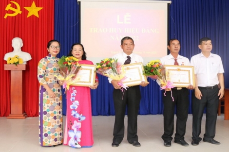 Huyện Gò Dầu: Trao Huy hiệu Đảng cho 9 đảng viên
