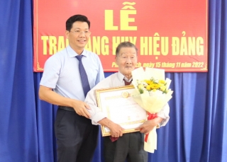 Phó Bí thư Tỉnh uỷ Nguyễn Mạnh Hùng: Dự lễ trao Huy hiệu Đảng tại Gò Dầu