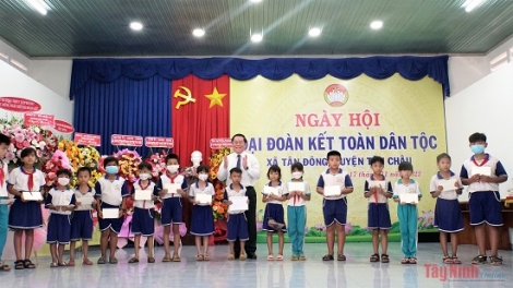 Trưởng ban Tuyên giáo Trung ương dự Ngày hội đại đoàn kết toàn dân tộc tại xã Tân Đông