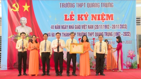 Trường THPT Quang Trung đón nhận Huân chương Lao động hạng Ba
