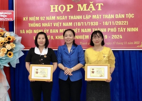 TP. Tây Ninh: Trao tặng kỷ niệm chương “Vì sự nghiệp đại đoàn kết toàn dân tộc” cho 4 cá nhân