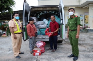 Cảnh sát giao thông Công an Tây Ninh: Bắt xe 16 chỗ vận chuyển hơn 350 kg pháo nhập lậu